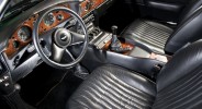 Aston Martin V8 Vantage - вид сбоку